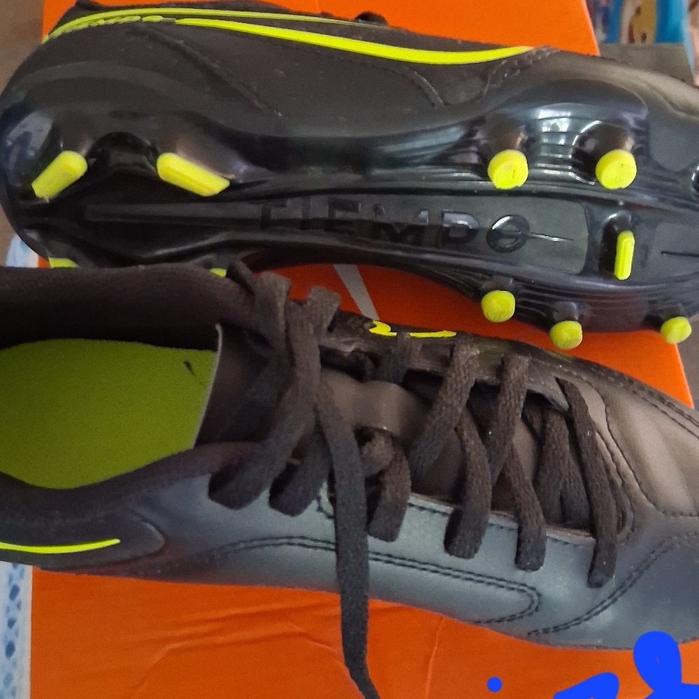Nike Black and Yellow Athletic Shoes with Cushioned Midsole